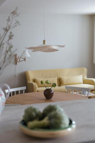 a plate of broccoli on a table in a living room at Karls Mittenwald - Design Apartments mit Alpenblick & Tagesbar im Herzen von Mittenwald in Mittenwald