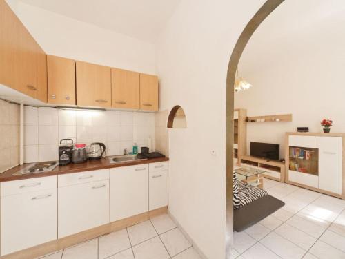 Apartment Wohnung in Fünfhaus mit Garten by Interhome