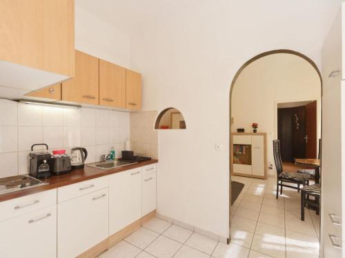 Apartment Wohnung in Fünfhaus mit Garten by Interhome
