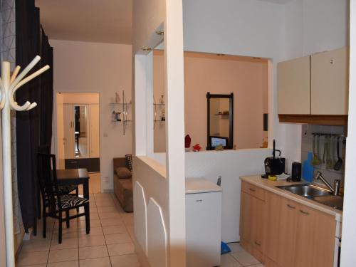 Apartment Charmante Wohnung in Fünfhaus mit Garten by Interhome
