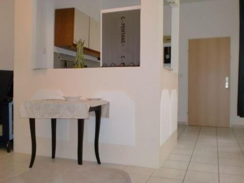 Apartment Charmante Wohnung in Fünfhaus mit Garten by Interhome