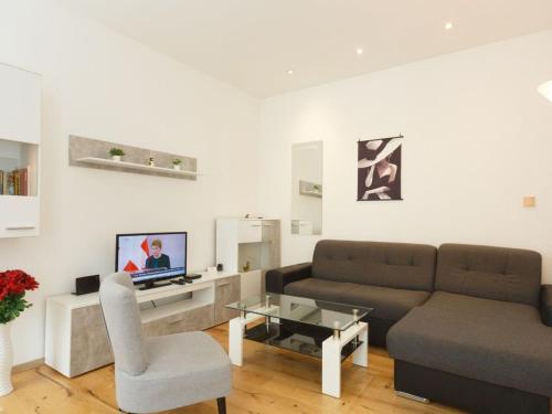 Apartment in Fünfhaus mit Garten by Interhome
