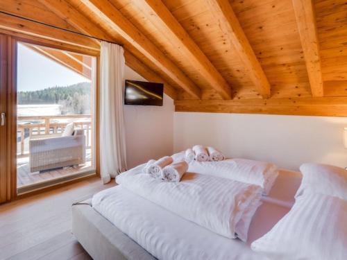 Apartment Luxus Chalet Bergblick - zentral in Seefeld- Tirol by Interhome