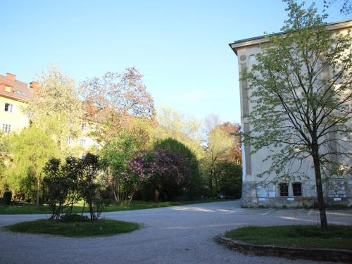 Apartment Gemütliche Wohnung in Geidorf mit Garten- Grazer Dom-Nähe by Interhome