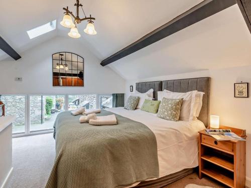 a bedroom with a large bed and a window at 2 Bed in Ambleside oc-sz500 in Grasmere