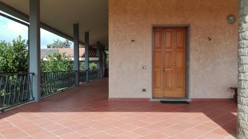 布拉恰諾的住宿－Villa Chiara，大楼一侧的木门