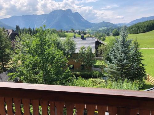 Apartment Charmante Ferienwohnung in Bad Aussee mit Grill und Garten und Bergblick by Interhome