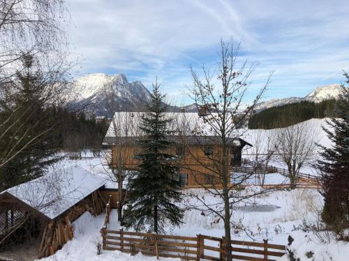 Apartment Charmante Ferienwohnung in Bad Aussee mit Grill und Garten und Bergblick by Interhome