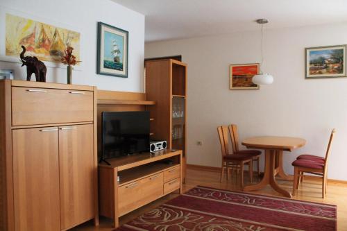 sala de estar con TV y mesa en Apartment Felicia, en Portorož