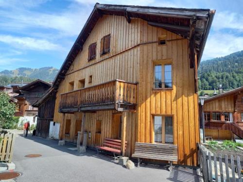 Apartment Familienchalet in Saanen – Gstaad by Interhome