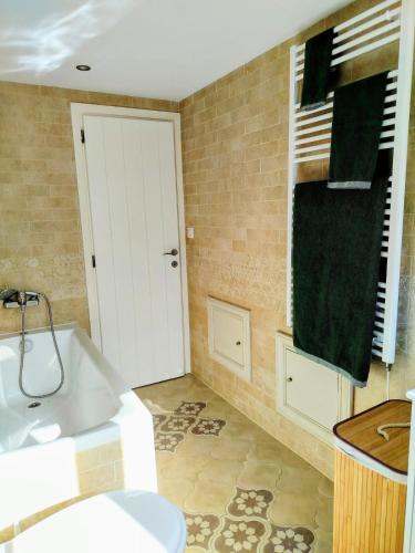 ein Badezimmer mit einem weißen Waschbecken und einer Toilette in der Unterkunft Oliami in Acharavi