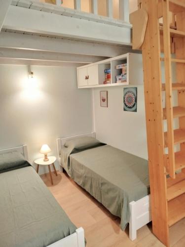 ein Schlafzimmer mit zwei Etagenbetten und einer Leiter in der Unterkunft Oliami in Acharavi
