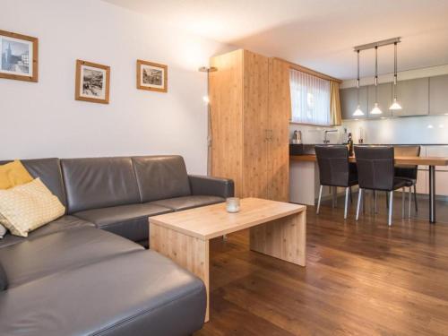 Apartment Top Ferienwohnung Breithorn - SkiIn-SkiOut by Interhome