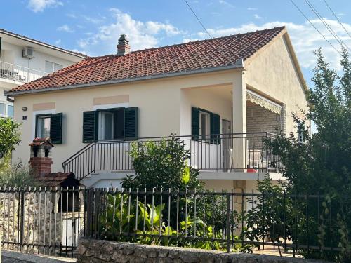 House Kucica uz more