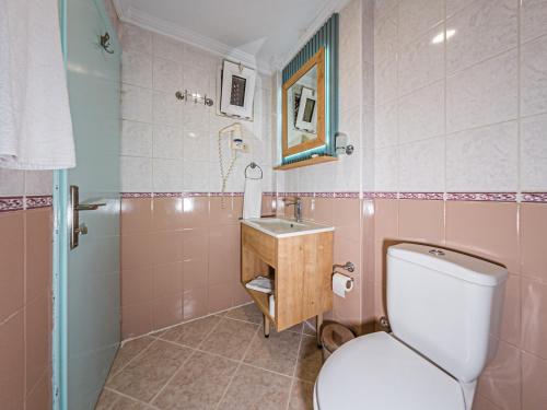 ein Badezimmer mit Toilette und Waschbecken in der Unterkunft Triana Hotel in Antalya