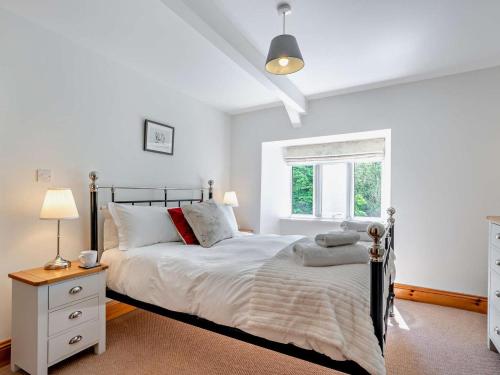 a bedroom with a bed and a window at 3 Bed in Richmond oc-75649 in Muker