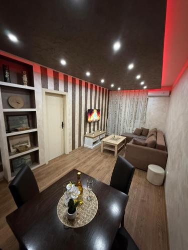 a living room with a table and a couch at Perisic Apartman Obrenovac, sa parkingom in Obrenovac