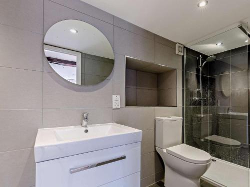 a bathroom with a sink and a toilet and a mirror at 3 Bed in Baslow oc-pk917 in Baslow