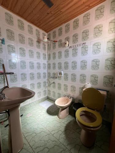 a bathroom with a toilet and a sink at Punto Clave in Posadas
