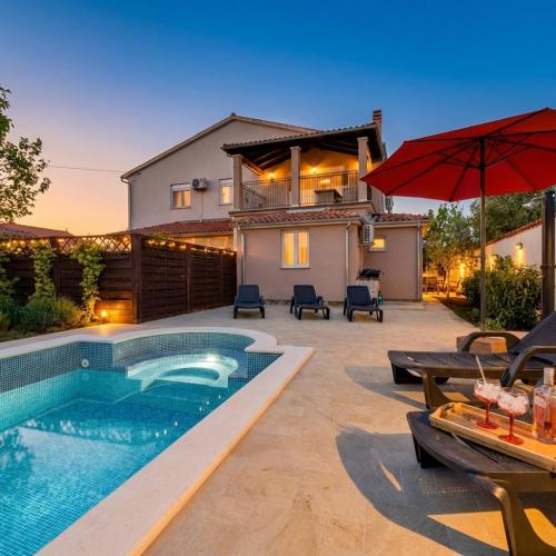 Spacious apartment with private pool