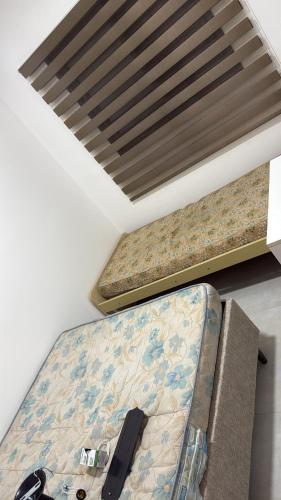 a room with two bunk beds and a ceiling at Casa 3 dormitórios 100 metros da praia in Praia Grande