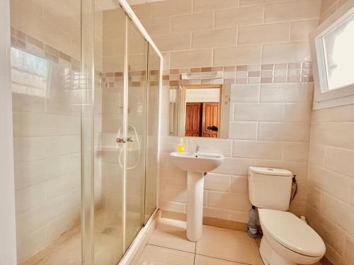 un bagno con doccia, WC e lavandino di Saphir Home 