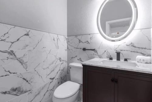 Recently Renovated 5BR house with Private Pool & Resort Amenities photo 39