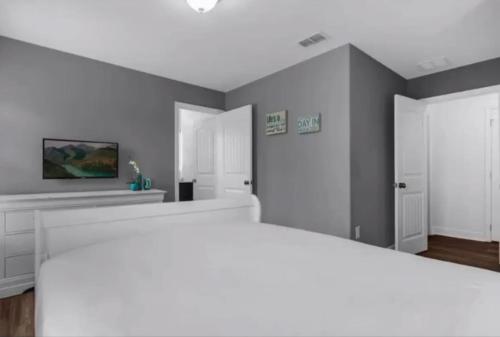 Recently Renovated 5BR house with Private Pool & Resort Amenities photo 38