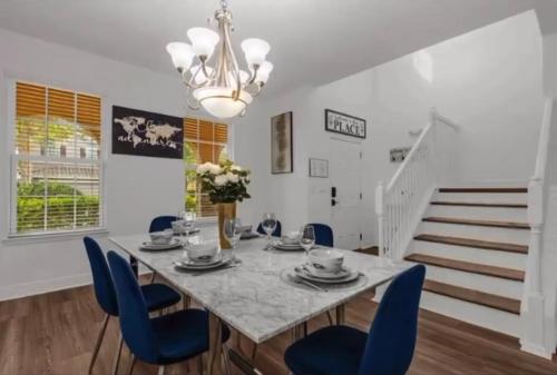 Recently Renovated 5BR house with Private Pool & Resort Amenities photo 23