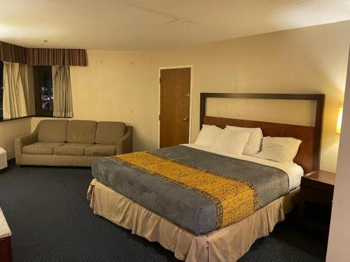 a hotel room with a bed and a couch at Apm Inn & Suites in Hagerstown