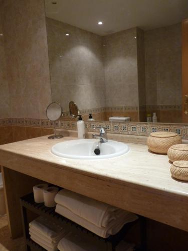 a bathroom with a sink and a mirror and towels at Piso Azul in Arévalo