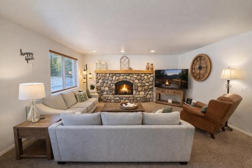 a living room with a couch and a fireplace at All Seasons Getaway in Leavenworth