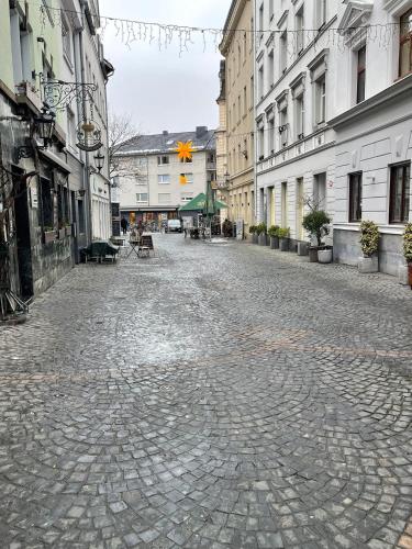 a cobblestone street in a city with buildings at Haus Zum Bacchus Privates Unterkunft nahe Bahnhof Römisches Theater, Mainz in Mainz