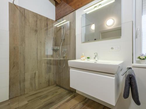 a bathroom with a sink and a shower at BergbiberLODGE S in Piesendorf