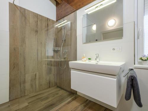 a bathroom with a sink and a shower at BergbiberLODGE L in Piesendorf