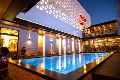 a large swimming pool in a building at night at ไดมอนด์ โฮเทล in Ban Krasang