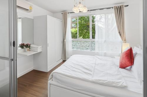 a bedroom with a white bed and a window at Spacious 1BR wSofa Bed Pool Gym 1Gbps Wi-Fi in Kathu