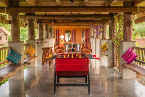 Ein Sitzbereich in der Unterkunft Lak Tented Camp