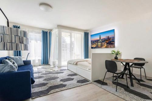 Karolina Executive - Standing Desk, Monitor & Garden View