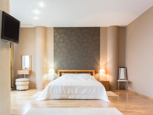 Ein Bett oder Betten in einem Zimmer der Unterkunft Zhemchuzhina Hotel