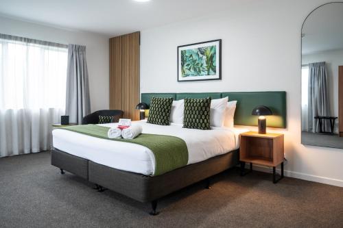 a bedroom with a large bed in a room at Solsen Flexi-Stay & Motel in Auckland