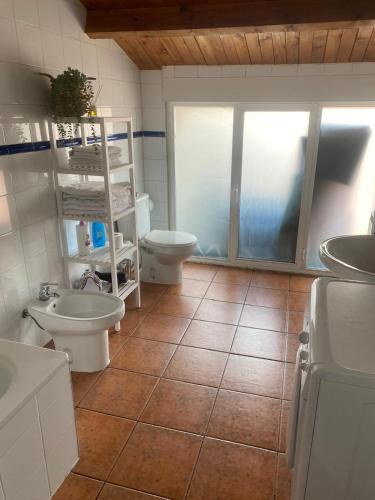 a bathroom with two sinks and two toilets at Ático El Hub in León