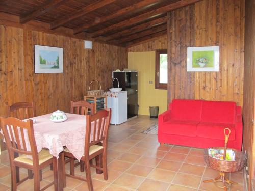 uma sala de estar com um sofá vermelho e uma mesa em Stella Di Sicilia em San Fratello