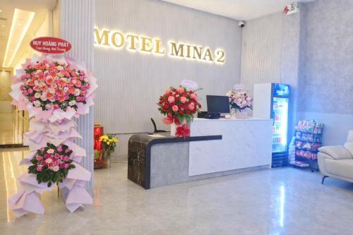 a store with a lobby with flowers and a counter at Mina Motel 2 in Thuan An
