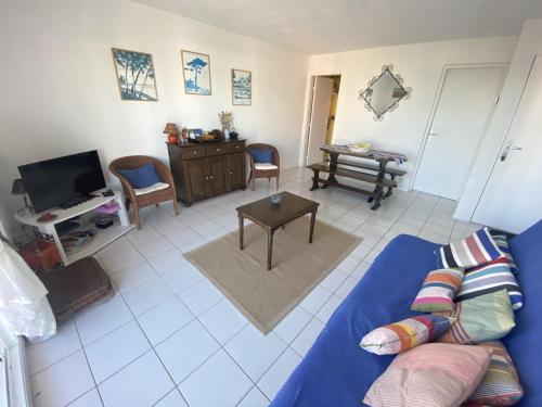Charmant T2 avec balcon, parking inclus, proche plage et commerces