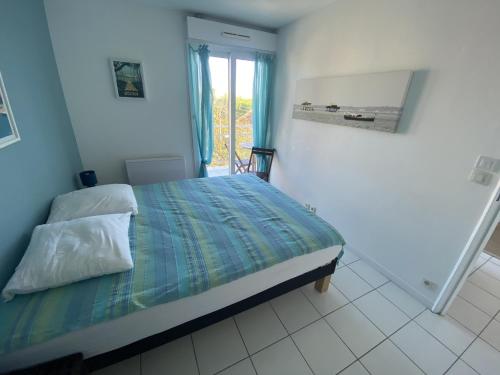 Charmant T2 avec balcon, parking inclus, proche plage et commerces