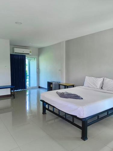 a bedroom with a large bed in a room at โรงแรมสิริพรชัย 2 in Takua Pa
