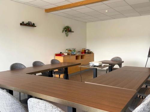 a conference room with wooden tables and chairs at ibis Dijon Sud in Perrigny-lès-Dijon