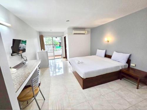 a bedroom with a bed and a television in a room at Srivara Place โรงแรมศรีวรา เพลส in Phetchabun