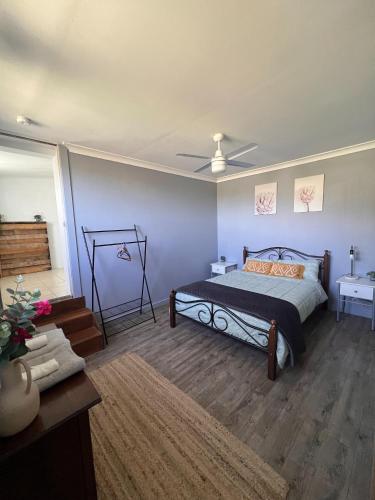 a bedroom with a bed and a ceiling at Mulla Villa Farm cottage 1 in Wollombi